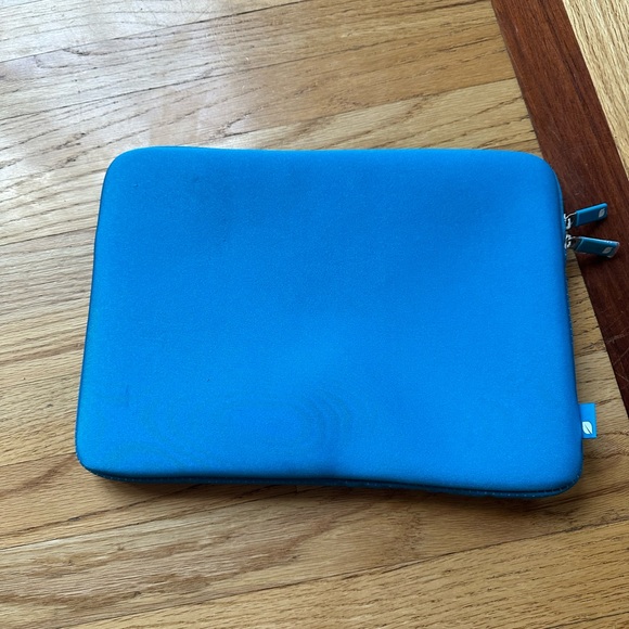 Incase laptop case - Picture 2 of 5